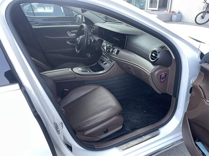 Фото 4 - Mercedes-Benz E-Class