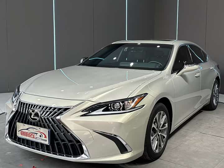 Фото 1 - Lexus ES