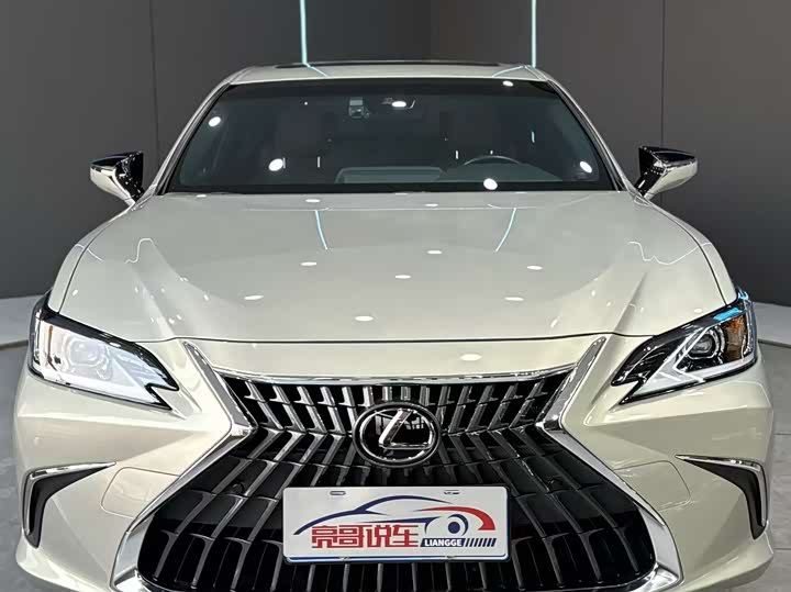 Фото 2 - Lexus ES