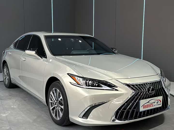 Фото 3 - Lexus ES
