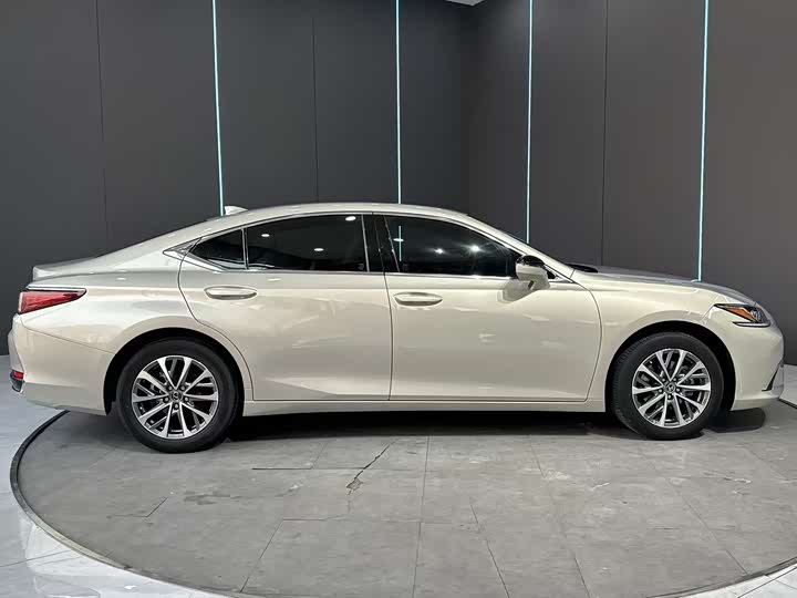 Фото 5 - Lexus ES