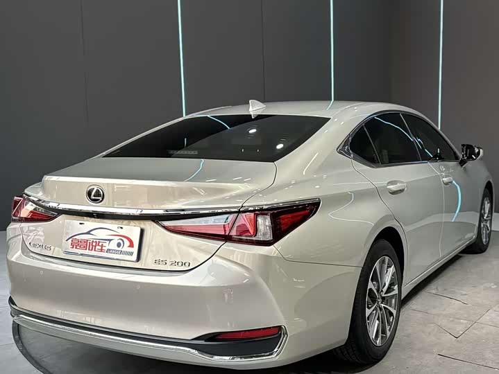 Фото 6 - Lexus ES