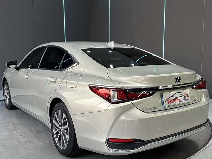 Фото 8 - Lexus ES