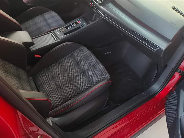 Фото 8 - Volkswagen Golf GTI