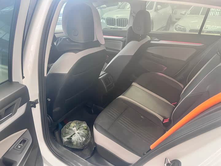 Фото 8 - Volkswagen Golf