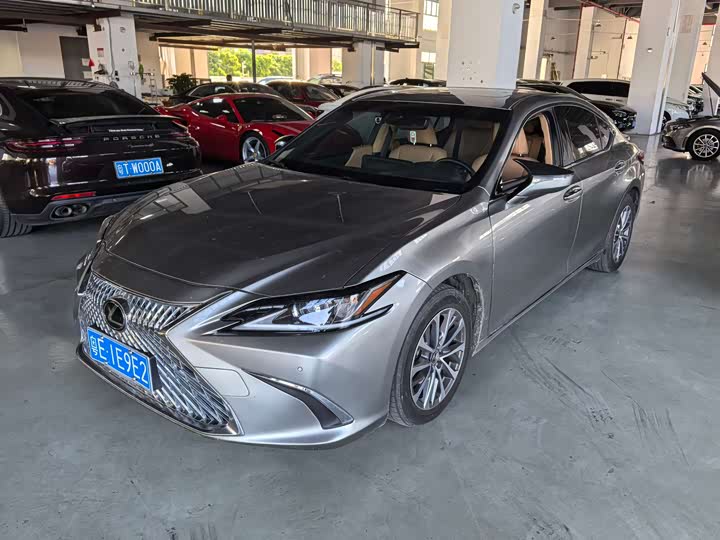 Фото 1 - Lexus ES