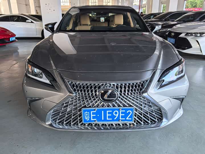 Фото 2 - Lexus ES