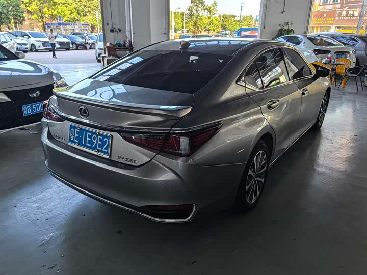 Фото 4 - Lexus ES