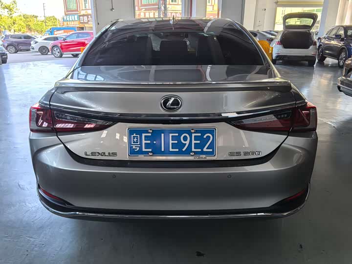 Фото 5 - Lexus ES