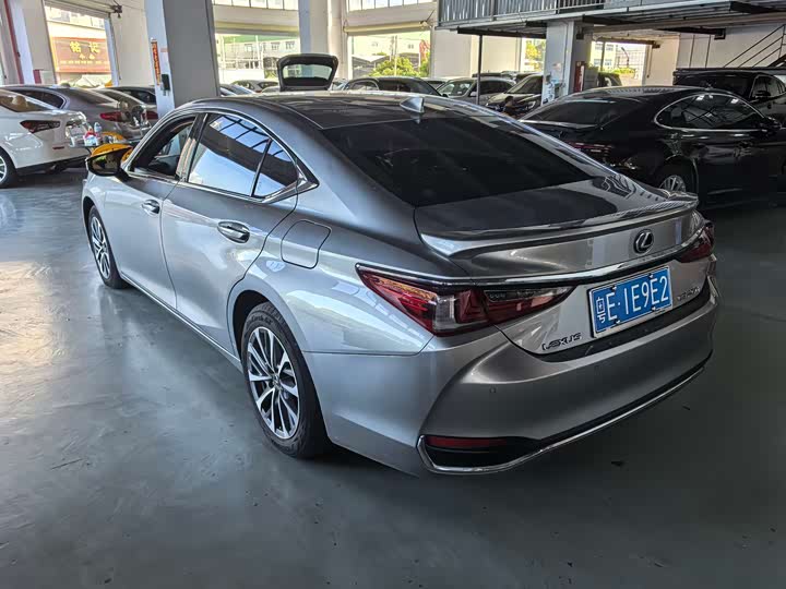 Фото 6 - Lexus ES