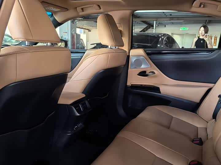 Фото 7 - Lexus ES