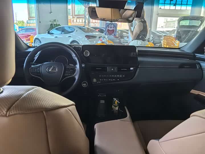 Фото 8 - Lexus ES