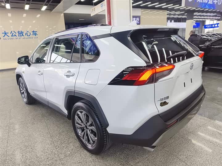 Фото 5 - Toyota RAV4