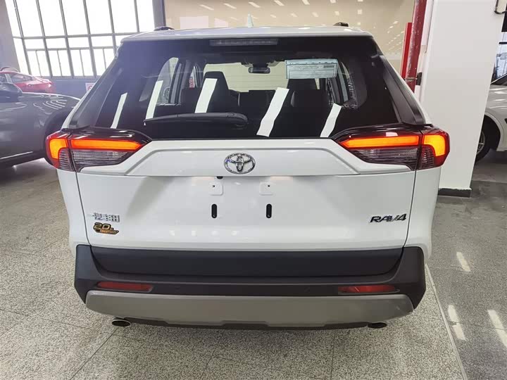 Фото 6 - Toyota RAV4