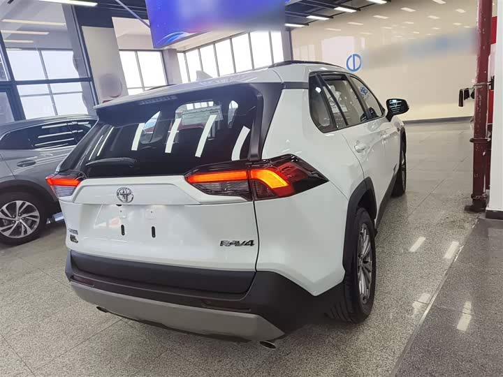 Фото 7 - Toyota RAV4