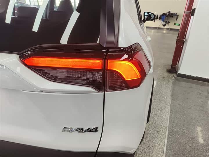 Фото 8 - Toyota RAV4