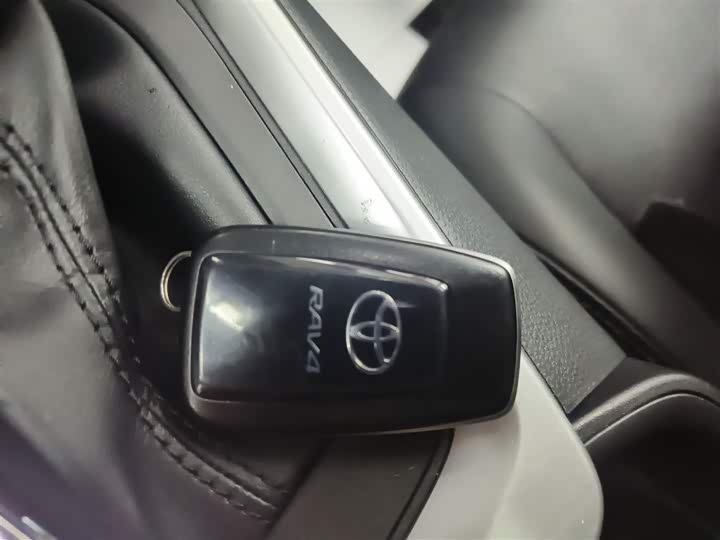 Фото 9 - Toyota RAV4