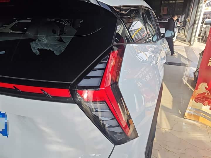 Фото 8 - Geely Atlas L