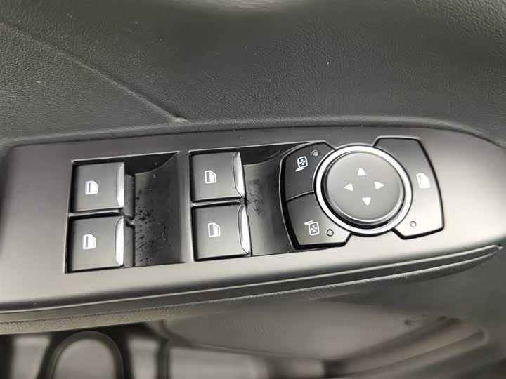 Фото 9 - Ford Escape