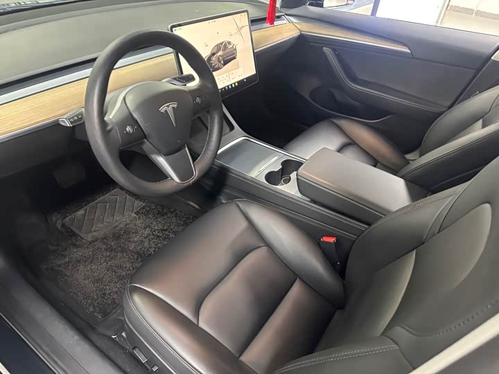 Фото 4 - Tesla Model 3