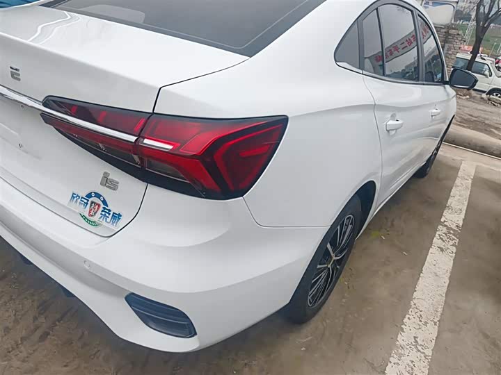 Фото 8 - Roewe i5