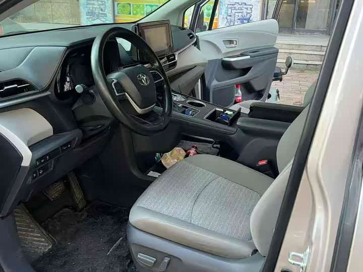 Фото 7 - Toyota Sienna