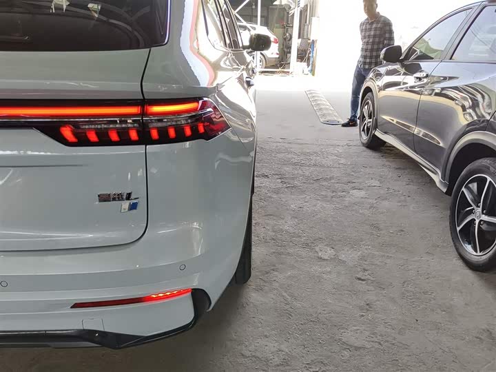 Фото 8 - Geely Monjaro