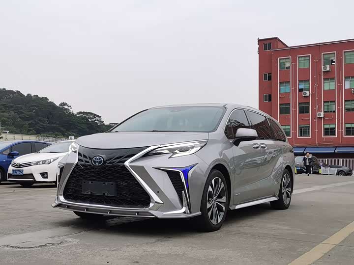 Фото 1 - Toyota Granvia