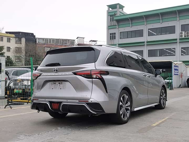 Фото 4 - Toyota Granvia