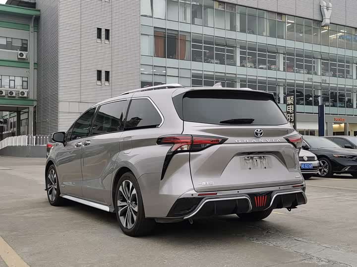 Фото 5 - Toyota Granvia