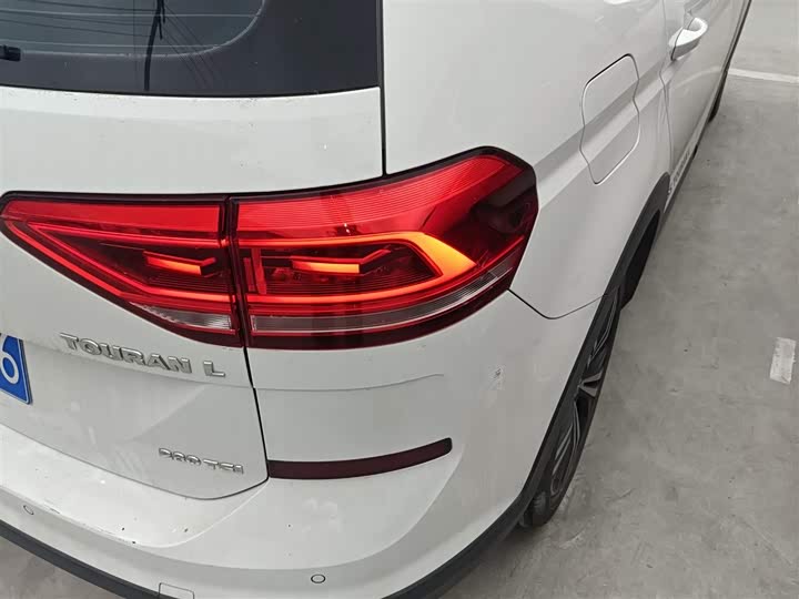 Фото 8 - Volkswagen Touran L