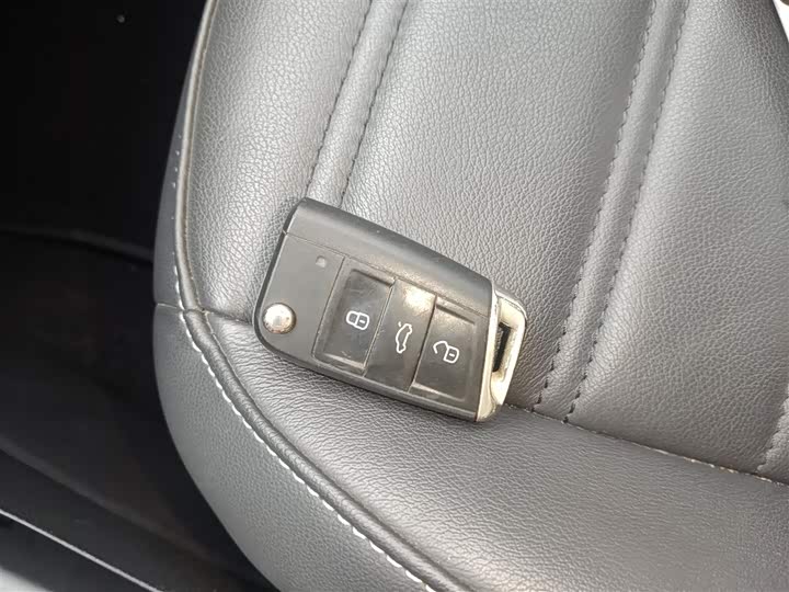 Фото 9 - Volkswagen Touran L