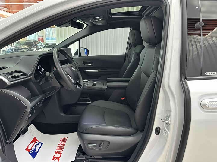 Фото 4 - Toyota Sienna