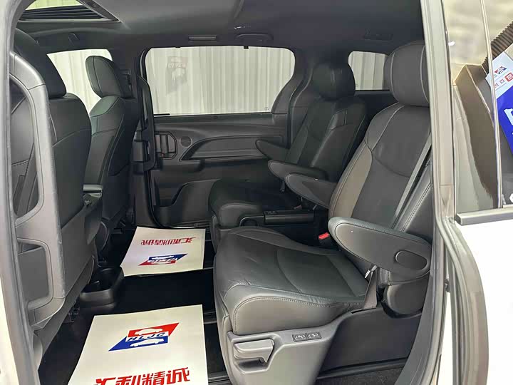 Фото 5 - Toyota Sienna