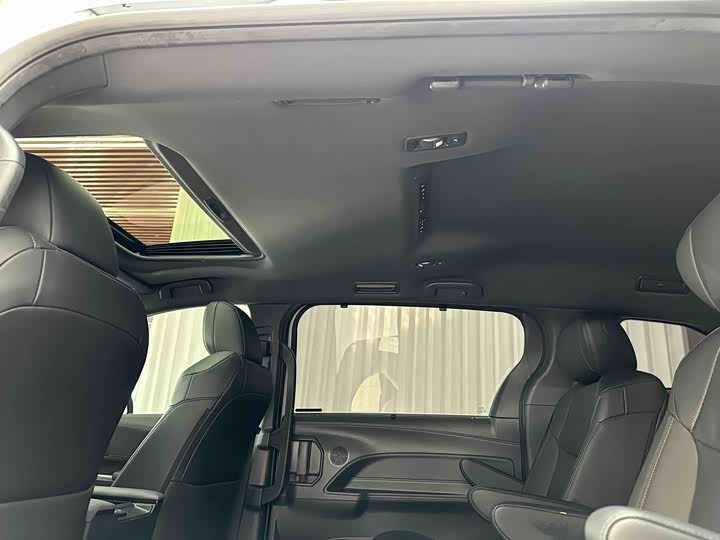 Фото 9 - Toyota Sienna