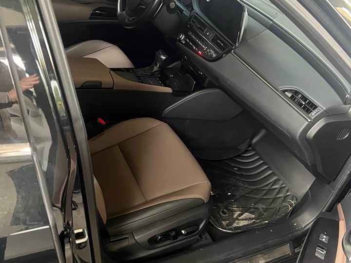 Фото 6 - Lexus ES