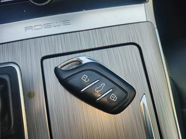 Фото 9 - Roewe RX5 Hybrid