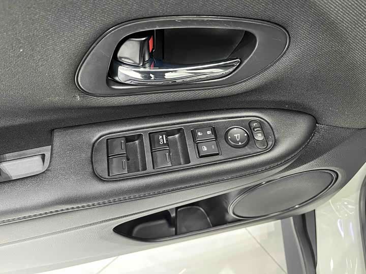 Фото 9 - Honda Vezel