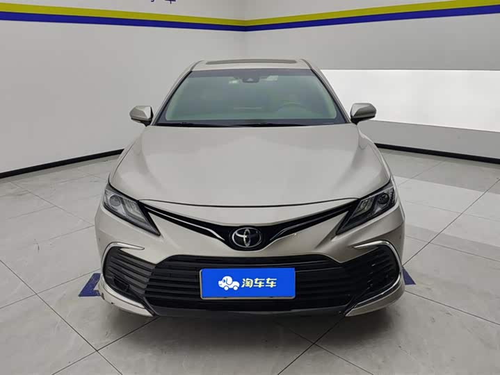Фото 2 - Toyota Camry