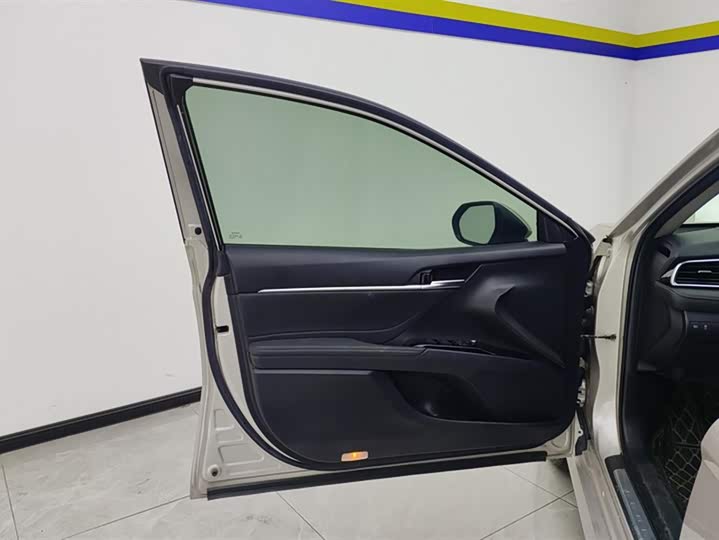 Фото 7 - Toyota Camry