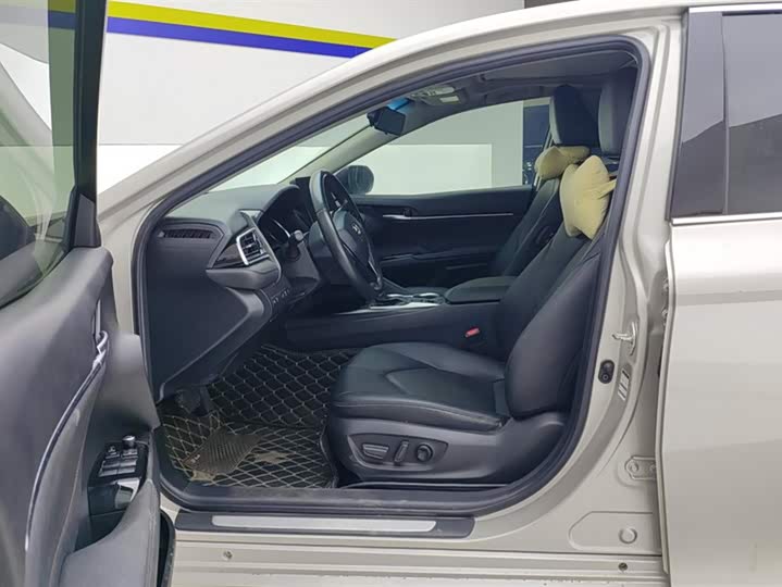 Фото 9 - Toyota Camry