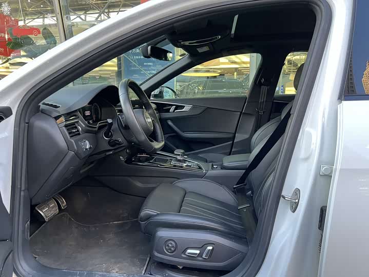 Фото 4 - Audi A4L