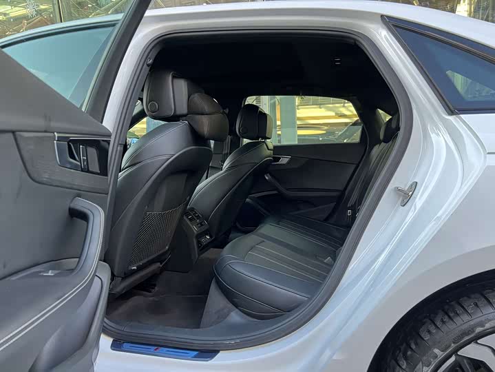 Фото 5 - Audi A4L