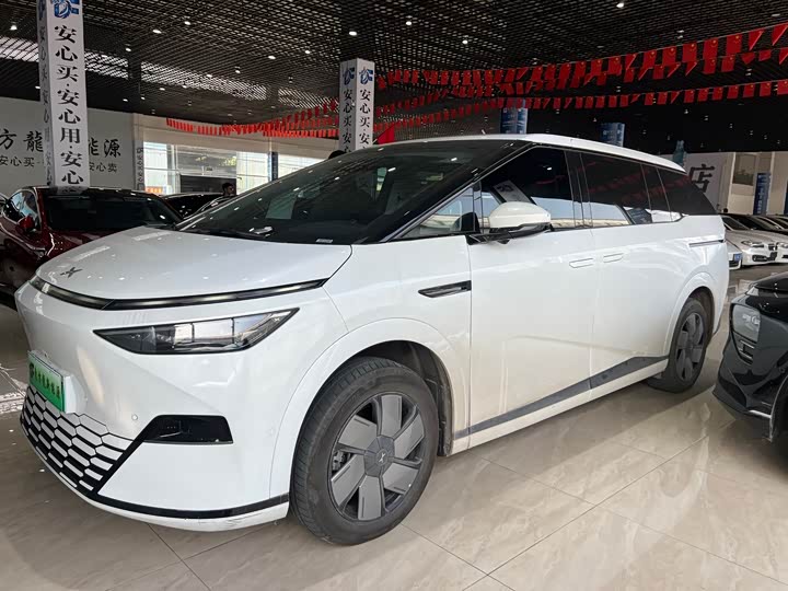 Фото 2 - XPeng X9