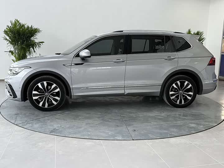 Фото 3 - Volkswagen Tiguan L Pro