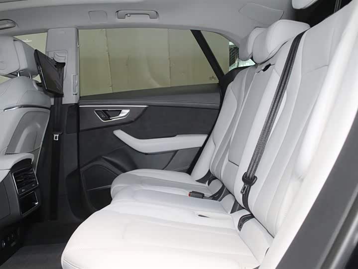 Фото 8 - Audi Q8