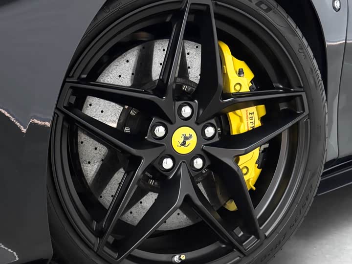 Фото 4 - Ferrari F8