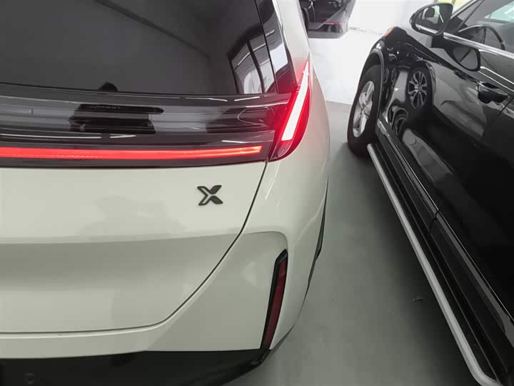 Фото 8 - Zeekr X