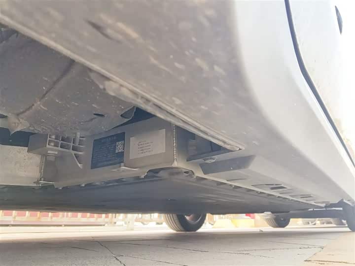 Фото 8 - Hongqi E-QM5