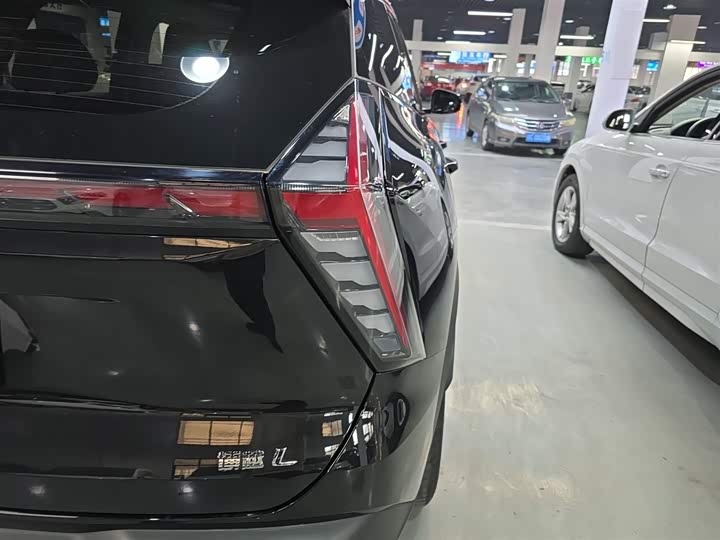 Фото 8 - Geely Atlas L